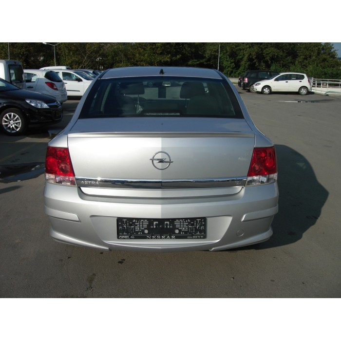 Задня нижня накладка Sedan (під фарбування) для Opel Astra H 2004-2013 рр