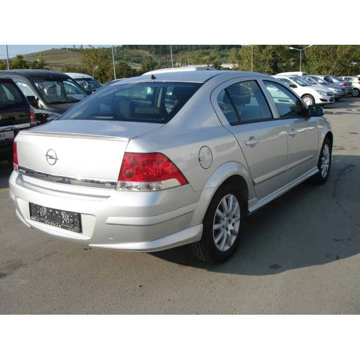 Задня нижня накладка Sedan (під фарбування) для Opel Astra H 2004-2013 рр